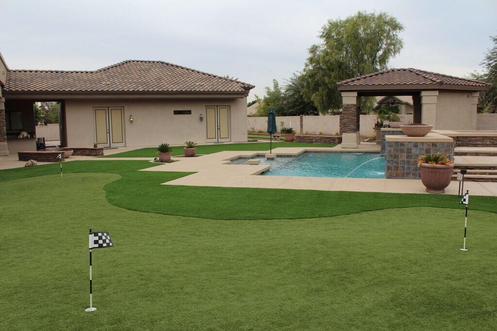 A backyard Arizona putting green that even Tiger Woods would be proud of.